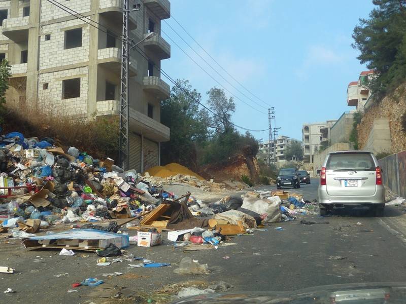اقليم الخروب تغرق بالنفايات!
