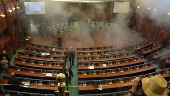 بالفيديو: إلقاء عبوة ناسفة على مبنى البرلمان في كوسوفو ولا إصابات