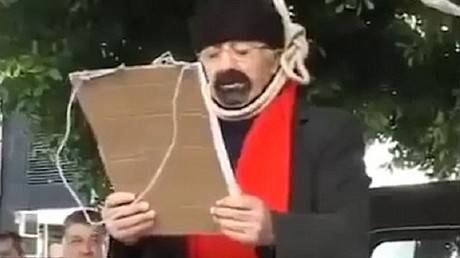 تركي يحتج بشنق نفسه