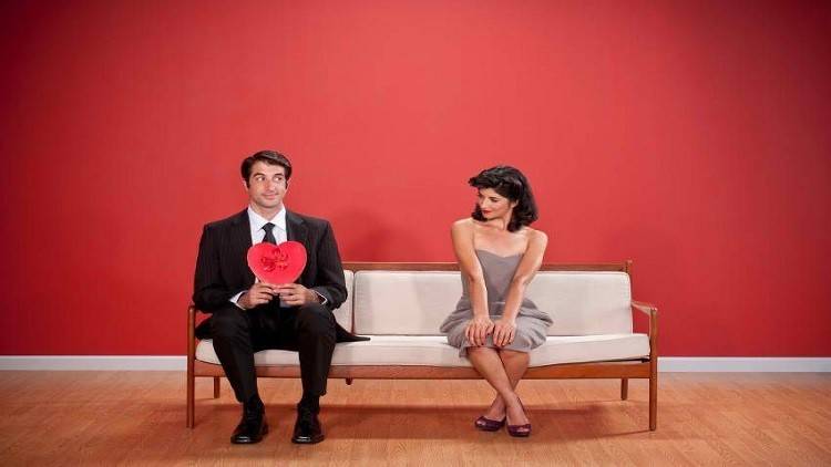 تحدث الرجل إلى امرأة جميلة يجعله أكثر غباءً