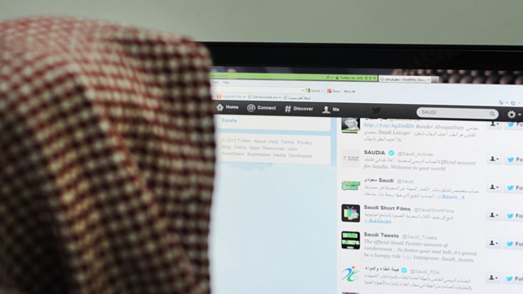 تويتر تغلق حسابات دعاة وتعيد فتحها