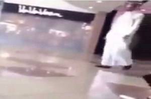 بالفيديو- شاب حاول مغازلة فتيات  لكن العقاب كان سريعاً