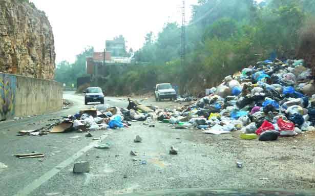منطقة إقليم الخروب تغرق بالنفايات