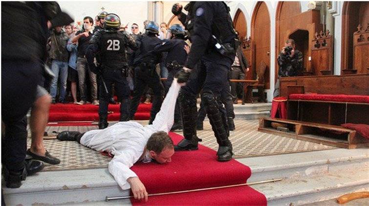 بالصورة: هدم كنيسة وتحويلها إلى...