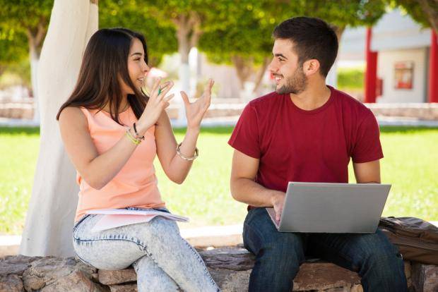 كيف تكسر حاجز الصمت وتفتح نقاشاً مع أي شخص؟