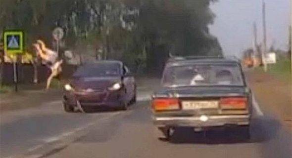 بالفيديو: امرأة حامل تطير في الهواء بعدما صدمتها سيارة