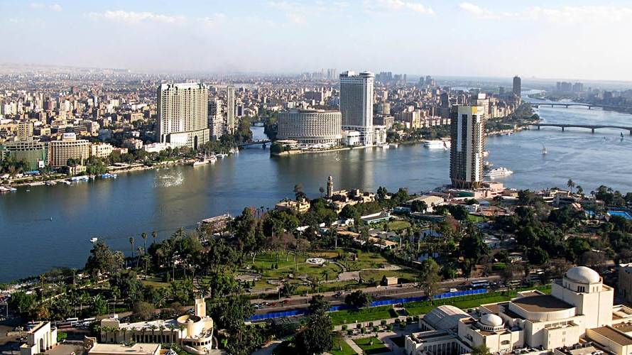 الحكومة المصرية ستبيع أصولًا مالية في شركات وبنوك حكومية في البورصة