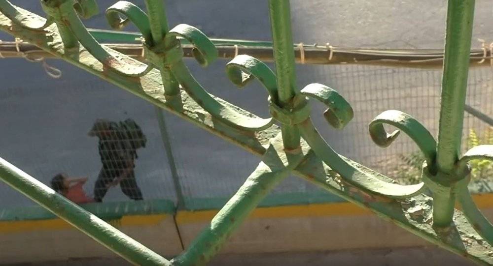 أزمة نفسية يتسبب بها جندي إسرائيلي لطفلة فلسطينية بعد سرقة دراجتها (فيديو)