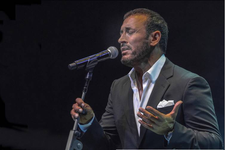 بالصور- هذا ما حصل في حفل كاظم الساهر لحظة صعوده المسرح