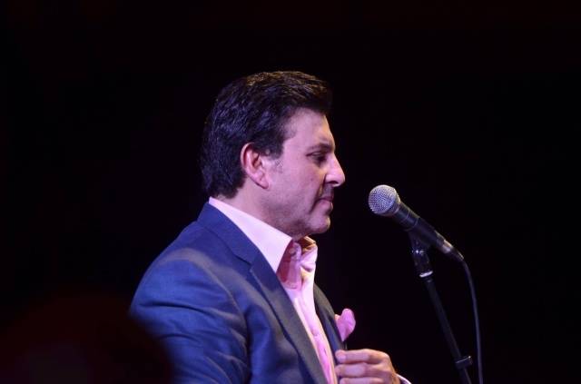 بالصور - من هو الطفل المفاجأة الذي قدمه هاني شاكر في حفلته ؟