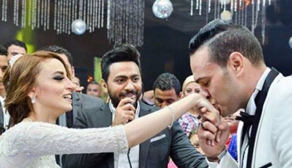 بالفيديو- تامر حسني يفاجئ ابنة أول شهيد بكرداسة بحضور حفل زفافها