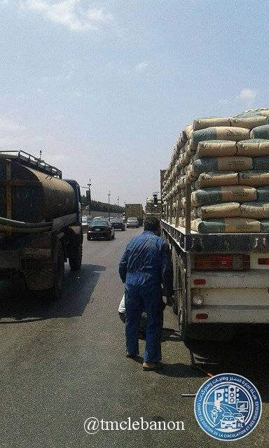 تعطل شاحنة على أوتوستراد المطار بإتجاه خلدة في محلة الانفاق