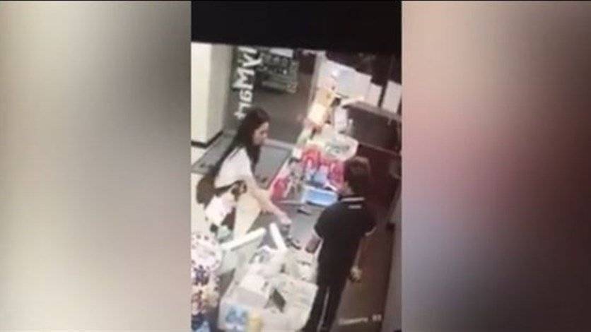 بالفيديو: سيدة تتبوّل علناً... وتُقدم على خطوة خارجة عن المألوف!
