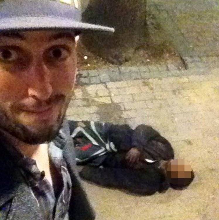 “يقتل القتيل ويمشي بجنازته”.. سيلفي لشاب بعد ضربه لص