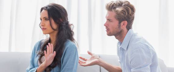 لماذا الحديث إلى النساء الجذّابات يجعل الرجال أكثر غباءً