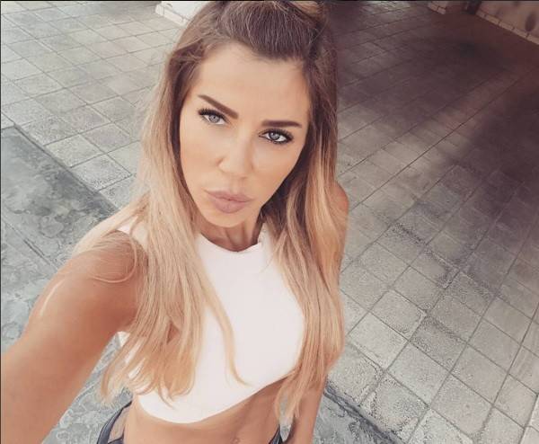 بالصورة.. كارلا حداد وابنتها بالشورت نفسه