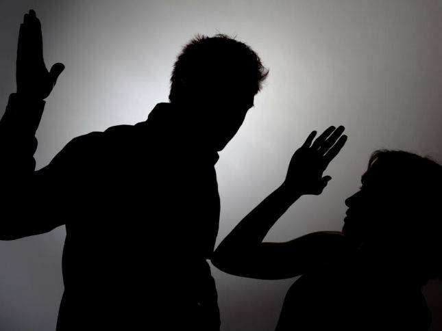 بالفيديو.. ممثلة مشهورة تتعرض للضرب من خطيبها