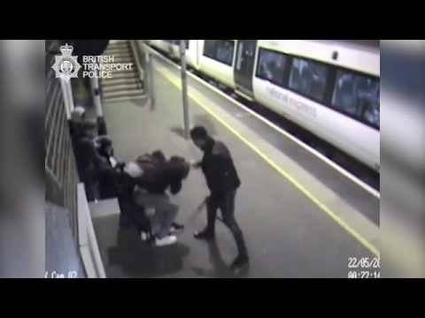 بالفيديو.. شاب يرش الأسيد الحارق على وجوه أصدقائه!