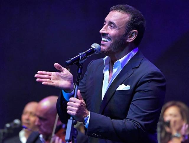بالفيديو - كاظم الساهر في بيت الدين: أبكى شاباً وراقص شابات