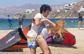 والد ليندزي لوهان يتوعد خطيبها: واجهني من رجل لرجل