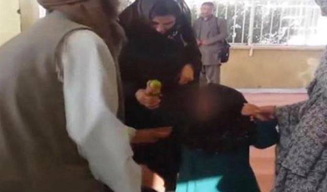 بالفيديو في حادثة هزت باكستان.. لحظة قيام أفغاني ببيع طفلته لخمسيني