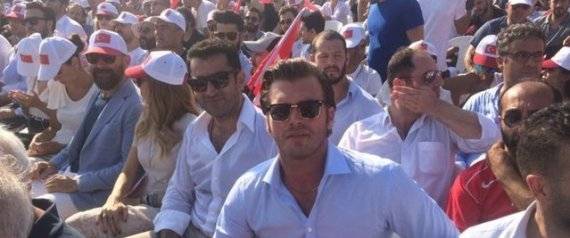 بالصور والفيديو.. مشاهير تركيا يشاركون في مليونية "الديمقراطية والشهداء"