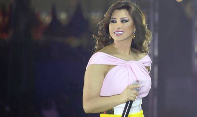 بالصورة: ماذا تفعل نجوى كرم بأدوات التنظيف على المسرح خلال حفلتها  ؟