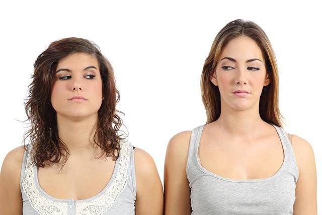 بالصورة: تنافس بين زوجة وعشيقة على 