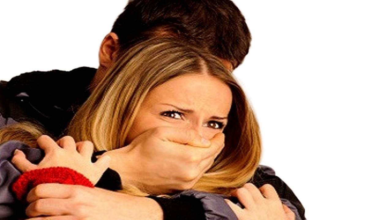 بالفيديو.. شاهد ماذا فعلوا بالفتاة المسكينة في وضح النهار!