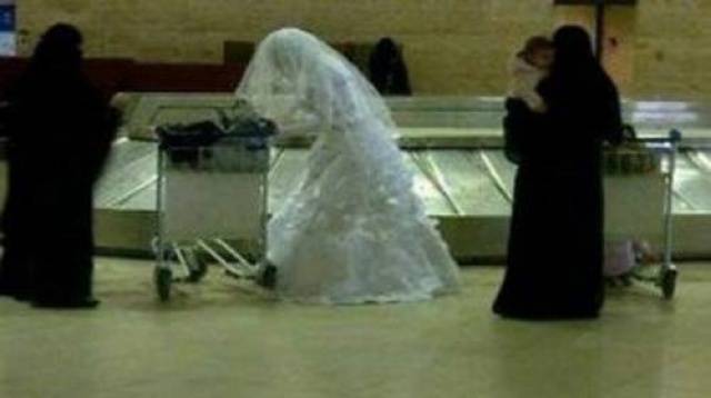 بالفيديو- مصري يهرب من عروسه لدى رؤيتها في مطار السعودية!!