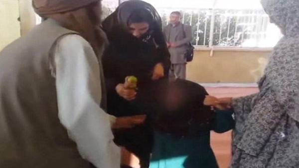بالفيديو.. نساء يضربن أفغانياً زوّج طفلته مقابل 