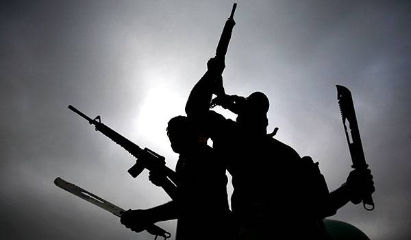 علماء: ثلاثة أمور تدفع الشخص إلى الإرهاب