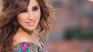 بالصور- لن تصدقوا ماذا قدّم هذا الرجل لنجوى كرم على الشاطئ؟