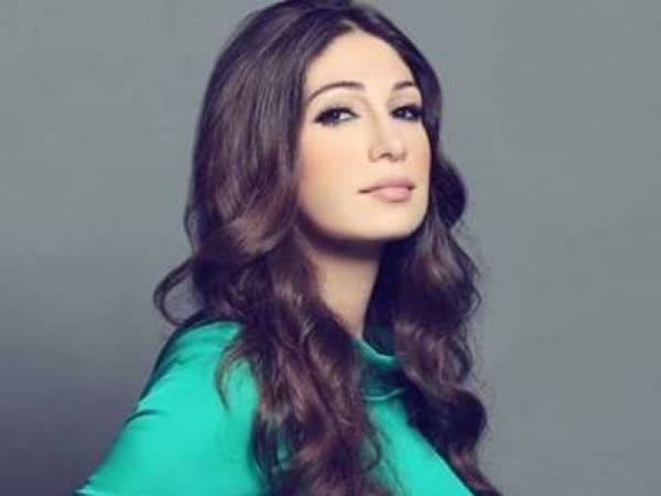 أشهر مذيعات لبنان تصدم جمهورها بمايوه ساخن