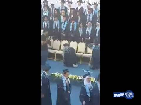 بالفيديو.. طالبة تقع 4 مرات في حفل تخرجها!