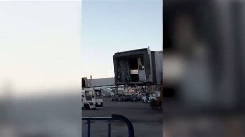 بالفيديو: مسافر يحاول اللحاق بالطائرة... بعد إقلاعها!