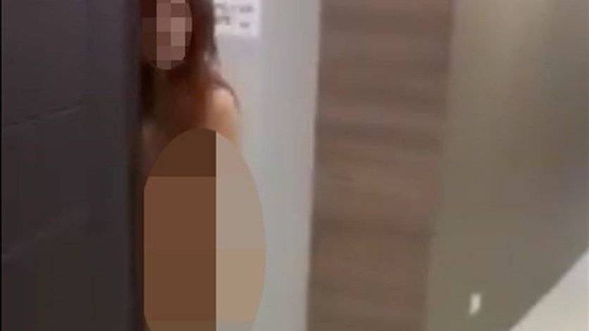بالفيديو: ضبطت زوجها مع عشيقته... فطردتها عارية من المنزل