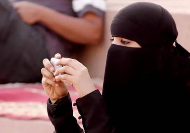 خاطبة تزوج زوجها عبر الـ "واتس آب"
