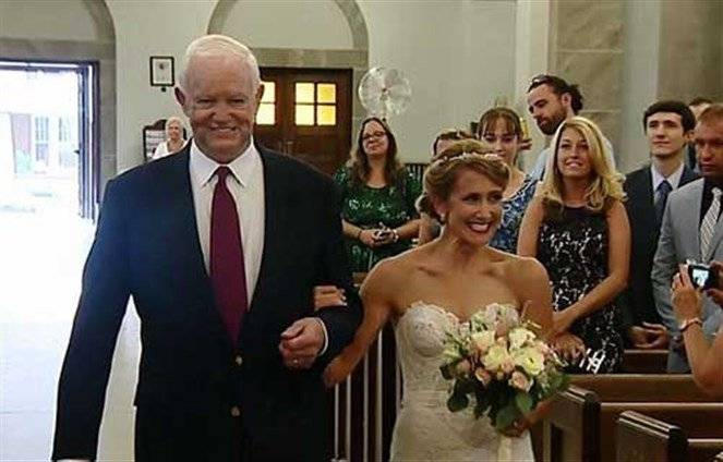 أب يحضر حفل زفاف ابنته رغم وفاته قبل 10 سنوات... إليكم كيف