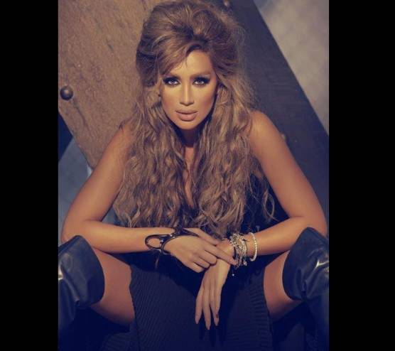 شاهد: مايا دياب تشعل 'انستغرام' بصورة بالـ 'مايوه!!