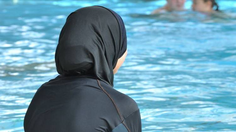 حظر ارتداء "البوركيني" على شواطئ كان الفرنسية
