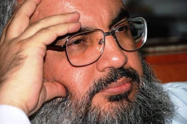 بحضور سليماني .. نشر صورة قديمة لخامنئي يقدم هدية لنصر الله والسبب!