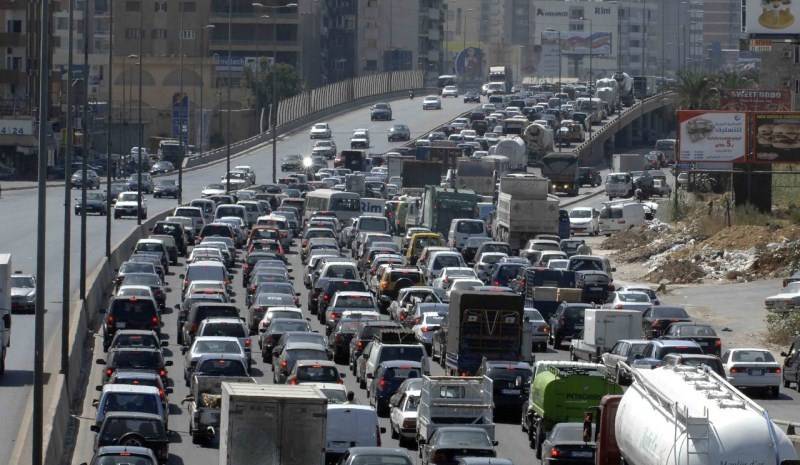 بالصورة في الداخل : على جسر انطلياس.. حادث هوليوودي بين 6 سيارات!