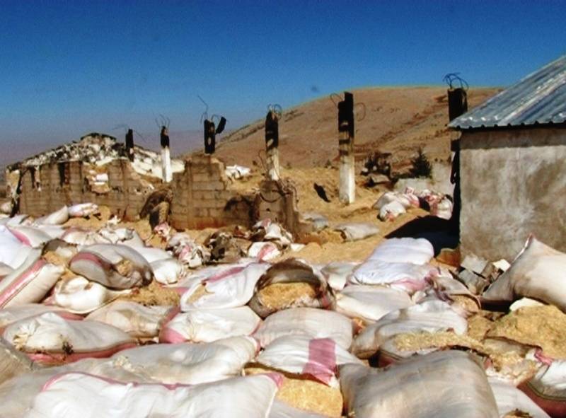 حريق هائل في مستودعات أعلاف حيوانات وحبوب في بلدة حدث بعلبك