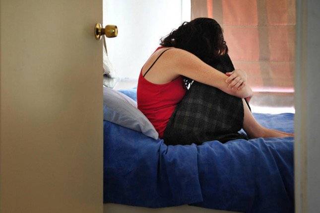 احتجز 3 فتيات، وأجبرهن على ممارسة الجنس