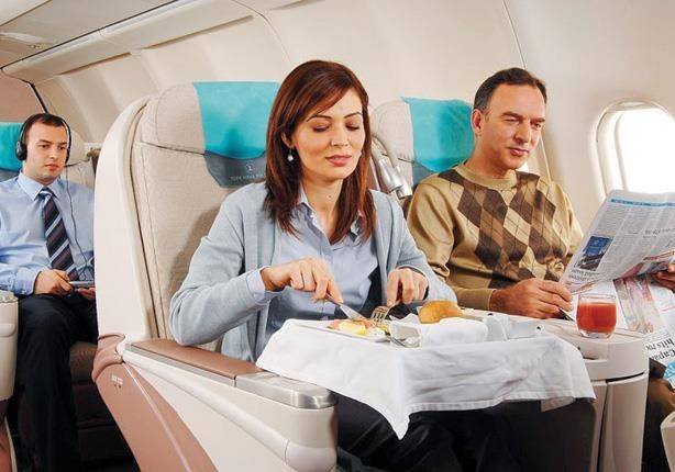 تجنب هذه الأطعمة قبل الصعود إلى الطائرة