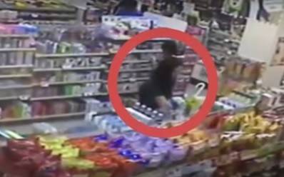 بالفيديو: تحدثّ معها لثوانٍ قبل أن يقتلها.. داخل متجر!