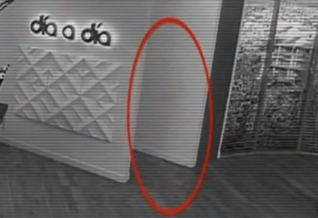 بالفيديو.. شبح يتجوّل في أروقة قناة تلفزيونية