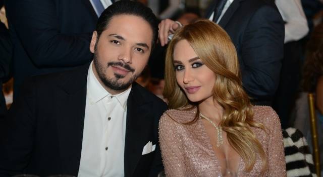 رامي عياش يمازح محبيه بتعليق طريف على صورته مع زوجته