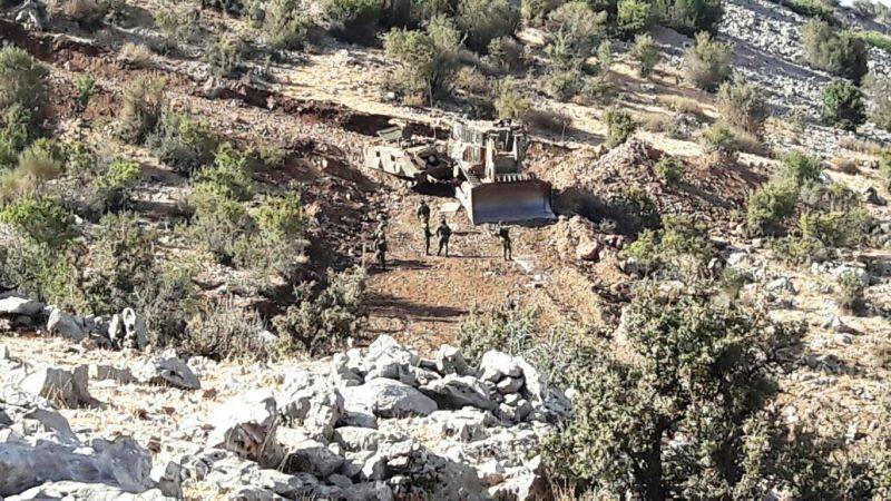الجيش الاسرائيلي يسحب جرافة وناقلة جند بعد اصطدامهما في محور بركة النقار ليلا